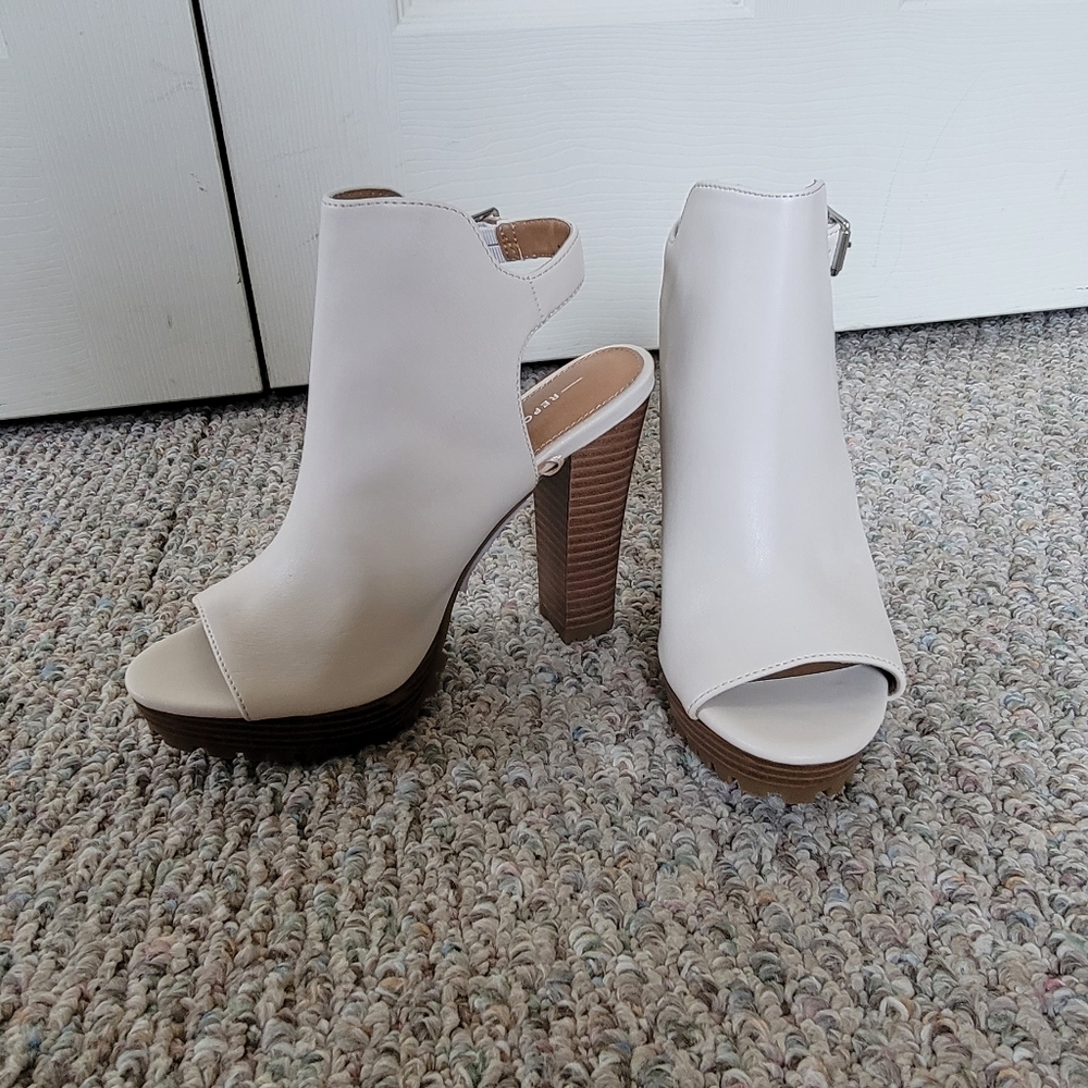 Report chunky white heels size 7